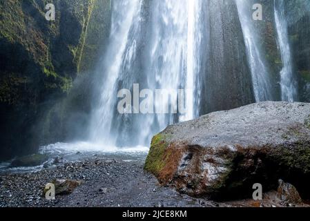 Malerische Kaskaden von Gljufrafoss durch Felsen, die vom Berg in Klippen versteckt fließen Stockfoto