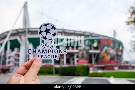 30. August 2021, Moskau, Russland. Das UEFA Champions League-Emblem vor dem Lokomotiv-Stadion in Tscherkizovo. Stockfoto