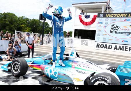 Plymouth, Wisconsin, USA. 12.. Juni 2022. Josef Newgarden vom Team Penske-Chevrolet feiert den Gewinn des NTT IndyCar Series SONSIO Grand Prix bei Road America in Plymouth, Wisconsin. Ricky Bassman/CSM/Alamy Live News Stockfoto