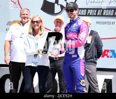 Plymouth, Wisconsin, USA. 12.. Juni 2022. Alexander Rossi von Andretti Autosport-Honda wird vor dem NTT IndyCar Series SONSIO Grand Prix bei Road America in Plymouth, Wisconsin, mit dem Pole Award ausgezeichnet. Ricky Bassman/CSM/Alamy Live News Stockfoto