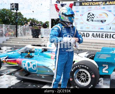 Plymouth, Wisconsin, USA. 12.. Juni 2022. Josef Newgarden vom Team Penske-Chevrolet feiert den Gewinn des NTT IndyCar Series SONSIO Grand Prix bei Road America in Plymouth, Wisconsin. Ricky Bassman/CSM/Alamy Live News Stockfoto
