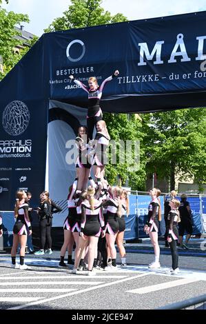 Bestseller Aarhus City Half Marathon: Aarhus Tigers Cheerleaders treten am 12. Juni 2022 in Aarhus, Dänemark, in der Nähe der Ziellinie auf Stockfoto