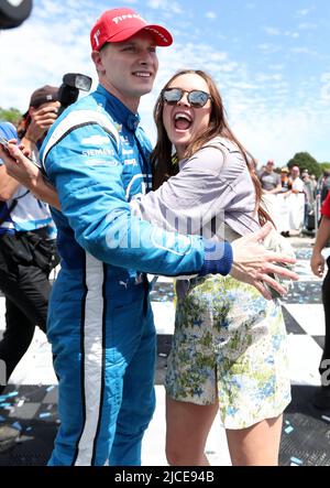 Plymouth, Wisconsin, USA. 12.. Juni 2022. Josef Newgarden vom Team Penske-Chevrolet und seine Frau Ashley feiern, nachdem er den NTT IndyCar Series SONSIO Grand Prix bei Road America in Plymouth, Wisconsin, gewonnen hat. Ricky Bassman/CSM/Alamy Live News Stockfoto