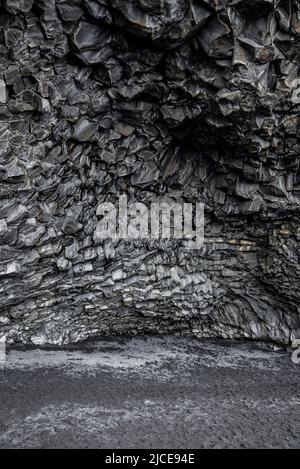 Malerische Aussicht auf die wunderschönen Basaltsteinsäulen auf dem schwarzen Sand des Reynisfjara Beach Stockfoto