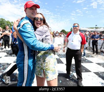 Plymouth, Wisconsin, USA. 12.. Juni 2022. Josef Newgarden vom Team Penske-Chevrolet und seine Frau Ashley feiern, nachdem er den NTT IndyCar Series SONSIO Grand Prix bei Road America in Plymouth, Wisconsin, gewonnen hat. Ricky Bassman/CSM/Alamy Live News Stockfoto