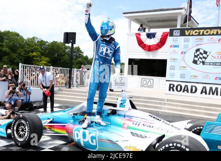 Plymouth, Wisconsin, USA. 12.. Juni 2022. Josef Newgarden vom Team Penske-Chevrolet feiert den Gewinn des NTT IndyCar Series SONSIO Grand Prix bei Road America in Plymouth, Wisconsin. Ricky Bassman/CSM/Alamy Live News Stockfoto