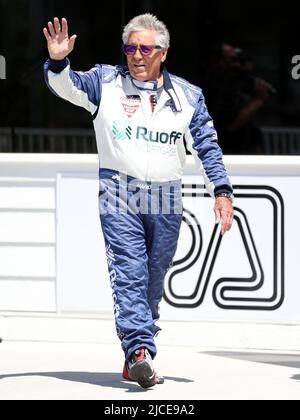Plymouth, Wisconsin, USA. 12.. Juni 2022. Die Rennlegende Mario Andretti wird den Fans vor dem NTT IndyCar Series SONSIO Grand Prix in Road America in Plymouth, Wisconsin, bekannt gegeben. Ricky Bassman/CSM/Alamy Live News Stockfoto