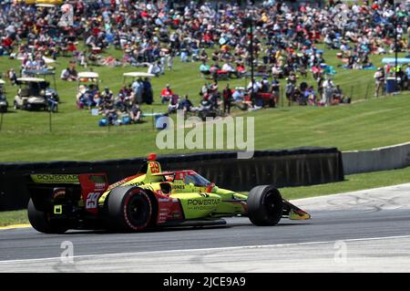Plymouth, Wisconsin, USA. 12.. Juni 2022. Devlin Defrancesco fährt aus Runde fünf heraus, während die Menge beim NTT IndyCar Series SONSIO Grand Prix auf Road America in Plymouth, Wisconsin, zuschaut. Ricky Bassman/CSM/Alamy Live News Stockfoto