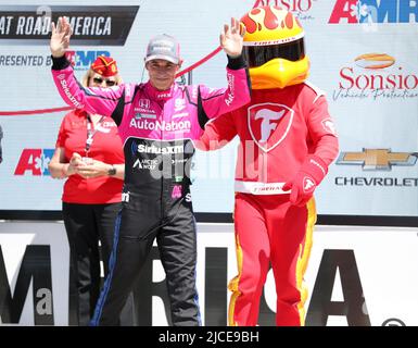 Plymouth, Wisconsin, USA. 12.. Juni 2022. Helio Castroneves von Meyer Shank Racing wird den Fans vor dem NTT IndyCar Series SONSIO Grand Prix bei Road America in Plymouth, Wisconsin, bekannt gegeben. Ricky Bassman/CSM/Alamy Live News Stockfoto