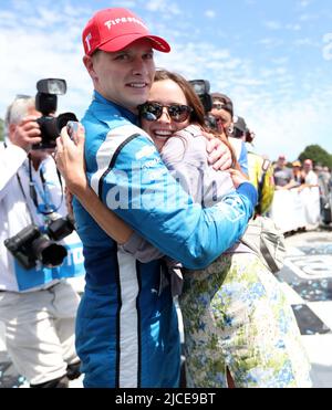 Plymouth, Wisconsin, USA. 12.. Juni 2022. Josef Newgarden vom Team Penske-Chevrolet und seine Frau Ashley feiern, nachdem er den NTT IndyCar Series SONSIO Grand Prix bei Road America in Plymouth, Wisconsin, gewonnen hat. Ricky Bassman/CSM/Alamy Live News Stockfoto