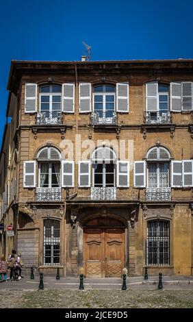 Aix-en-Provence, Frankreich, Mai 2022, Blick auf ein Gebäude am Place d'Albertas Stockfoto