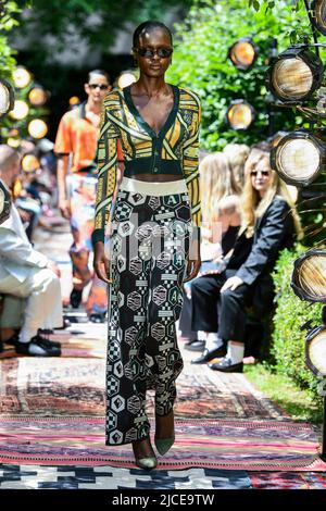 London, Großbritannien. 12/06/2022, AHLUWALIA SS23 Runway während der London Fashion Week am 2022. Juni - London, UK. 12/06/2022 Stockfoto