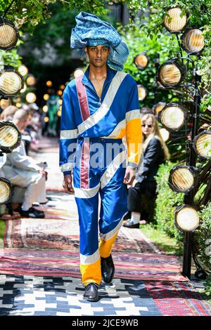 London, Großbritannien. 12/06/2022, AHLUWALIA SS23 Runway während der London Fashion Week am 2022. Juni - London, UK. 12/06/2022 Stockfoto