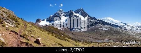 Ausangate Trek Trekking Trail, Ausangate Circuit, Cordillera Vilcanota, Cuzco Region, Peru, peruanische Andenlandschaft, Südamerika Stockfoto