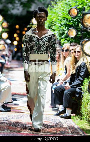 London, Großbritannien. 12/06/2022, AHLUWALIA SS23 Runway während der London Fashion Week am 2022. Juni - London, UK. 12/06/2022 Stockfoto