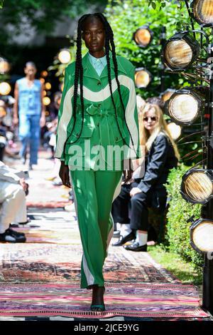 London, Großbritannien. 12/06/2022, AHLUWALIA SS23 Runway während der London Fashion Week am 2022. Juni - London, UK. 12/06/2022 Stockfoto