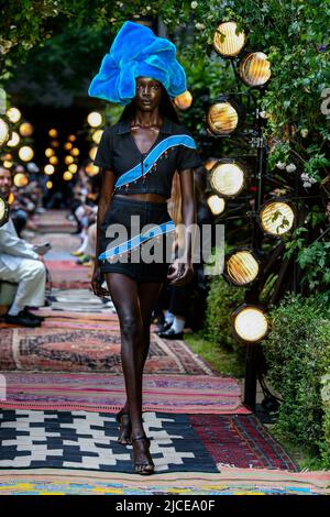 London, Großbritannien. 12/06/2022, AHLUWALIA SS23 Runway während der London Fashion Week am 2022. Juni - London, UK. 12/06/2022 Stockfoto