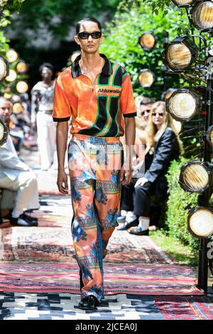 London, Großbritannien. 12/06/2022, AHLUWALIA SS23 Runway während der London Fashion Week am 2022. Juni - London, UK. 12/06/2022 Stockfoto