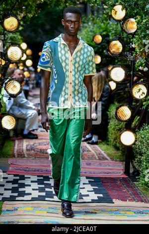 London, Großbritannien. 12/06/2022, AHLUWALIA SS23 Runway während der London Fashion Week am 2022. Juni - London, UK. 12/06/2022 Stockfoto