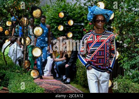 London, Großbritannien. 12/06/2022, AHLUWALIA SS23 Runway während der London Fashion Week am 2022. Juni - London, UK. 12/06/2022 Stockfoto