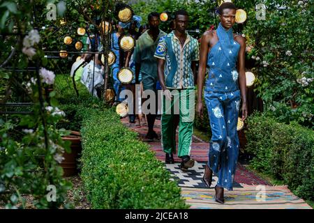 London, Großbritannien. 12/06/2022, AHLUWALIA SS23 Runway während der London Fashion Week am 2022. Juni - London, UK. 12/06/2022 Stockfoto