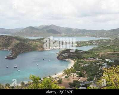 Blick vom Shirley Heights Lookout in Antigua auf den englischen Hafen und mit Falmouth Harbour im fernen Hintergrund Stockfoto