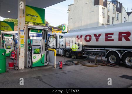 Ein Tanker bringt Benzin zu einer BP-Garage in Brighton Stockfoto