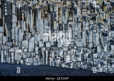 Landschaftlich schöner Blick auf die Basaltsteinsäulen am berühmten Reynisfjara Beach Stockfoto