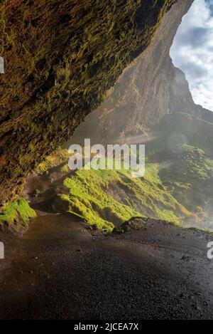 Blick auf den malerischen Seljalandsfoss mit Nebel auf den Bergen gegen den bewölkten Himmel Stockfoto