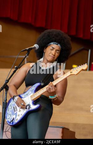 11. Juni 2022, Chicago, IL, USA: Die Chicagoer Musikerin und Songwriterin Melody Angel spielte ihre Gitarre im Jimi Hendrix-Stil - und brachte am Samstagabend beim Chicago Blues Festival das Publikum in die Höhe. (Bild: © Karen I. Hirsch/ZUMA Press Wire) Stockfoto