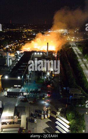 Nechells, Birmingham, England, 12. Juni 2022. Mehr als 100 Feuerwehrleute bekämpfen ein riesiges Inferno auf dem Smurfit Kappa Recycling Compound in Nechells, Birmingham. Die West Midlands Fire Service hat 20 Geräte installiert, darunter zwei hydraulische Hubarbeitsbühnen, mehrere Löschfahrzeuge und eine Hochvolt-Wasserpumpanlage. Bei dem Vorfall werden 8000 Tonnen Papier- und Pappballen in einem Lagerhaus in Brand gesetzt. Quelle: Stop Press Media/Alamy Live News Stockfoto