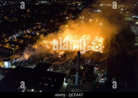 Nechells, Birmingham, England, 12. Juni 2022. Mehr als 100 Feuerwehrleute bekämpfen ein riesiges Inferno auf dem Smurfit Kappa Recycling Compound in Nechells, Birmingham. Die West Midlands Fire Service hat 20 Geräte installiert, darunter zwei hydraulische Hubarbeitsbühnen, mehrere Löschfahrzeuge und eine Hochvolt-Wasserpumpanlage. Bei dem Vorfall werden 8000 Tonnen Papier- und Pappballen in einem Lagerhaus in Brand gesetzt. Quelle: Stop Press Media/Alamy Live News Stockfoto