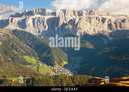 Abendansicht der Sella gruppe oder sellagruppe mit Wolken und Wolkenstein Gröden oder Wolkenstein, Südtirol, Alpen Dolomiten Berge, Italien Stockfoto