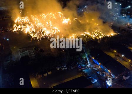 Nechells, Birmingham, England, 12. Juni 2022. Mehr als 100 Feuerwehrleute bekämpfen ein riesiges Inferno auf dem Smurfit Kappa Recycling Compound in Nechells, Birmingham. Die West Midlands Fire Service hat 20 Geräte installiert, darunter zwei hydraulische Hubarbeitsbühnen, mehrere Löschfahrzeuge und eine Hochvolt-Wasserpumpanlage. Bei dem Vorfall werden 8000 Tonnen Papier- und Pappballen in einem Lagerhaus in Brand gesetzt. Quelle: Stop Press Media/Alamy Live News Stockfoto