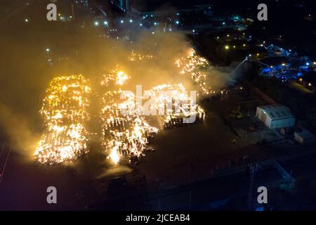 Nechells, Birmingham, England, 12. Juni 2022. Mehr als 100 Feuerwehrleute bekämpfen ein riesiges Inferno auf dem Smurfit Kappa Recycling Compound in Nechells, Birmingham. Die West Midlands Fire Service hat 20 Geräte installiert, darunter zwei hydraulische Hubarbeitsbühnen, mehrere Löschfahrzeuge und eine Hochvolt-Wasserpumpanlage. Bei dem Vorfall werden 8000 Tonnen Papier- und Pappballen in einem Lagerhaus in Brand gesetzt. Quelle: Stop Press Media/Alamy Live News Stockfoto