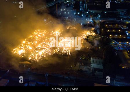 Nechells, Birmingham, England, 12. Juni 2022. Mehr als 100 Feuerwehrleute bekämpfen ein riesiges Inferno auf dem Smurfit Kappa Recycling Compound in Nechells, Birmingham. Die West Midlands Fire Service hat 20 Geräte installiert, darunter zwei hydraulische Hubarbeitsbühnen, mehrere Löschfahrzeuge und eine Hochvolt-Wasserpumpanlage. Bei dem Vorfall werden 8000 Tonnen Papier- und Pappballen in einem Lagerhaus in Brand gesetzt. Quelle: Stop Press Media/Alamy Live News Stockfoto