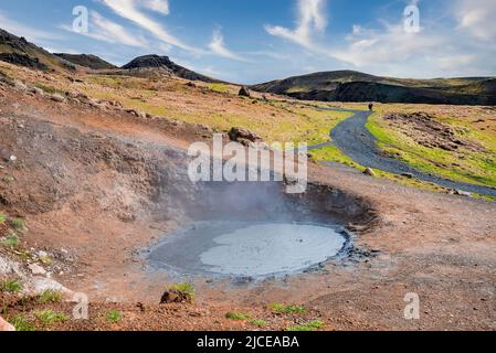 Blick auf den geothermischen Schlammfleck inmitten der Landschaft im Hveragerdi-Tal Stockfoto