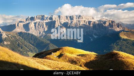 Abendansicht der Sella gruppe oder sellagruppe mit Wolken und Wolkenstein Gröden oder Wolkenstein, Südtirol, Alpen Dolomiten Berge, Italien Stockfoto