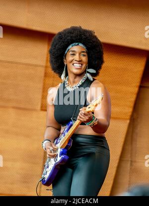 11. Juni 2022, Chicago, IL, USA: Die Chicagoer Musikerin und Songwriterin Melody Angel spielte ihre Gitarre im Jimi Hendrix-Stil - und brachte am Samstagabend beim Chicago Blues Festival das Publikum in die Höhe. (Bild: © Karen I. Hirsch/ZUMA Press Wire) Stockfoto