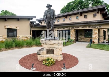 Winterset, Iowa, USA. 12.. Juni 2022. Das John Waybe Birthplace & Museum zeigt Erinnerungsstücke aus dem Leben der Filmlegende John Wayne, der 1907 als Marion Robert Morrison in Winterset geboren wurde. Das Museum zeigt unter anderem Original-Filmplakate, Filmgarderobe, Drehbücher, Briefe, Kunstwerke und Skulpturen. Das Museum liegt etwa 30 Meilen südlich von des Moines und ist das ganze Jahr über täglich geöffnet. (Bild: © Brian Cahn/ZUMA Press Wire) Stockfoto