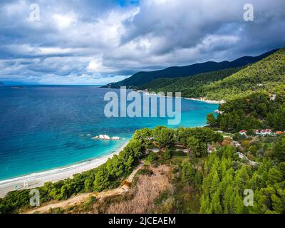 Luftpanorama über den Strand von Milia auf der Insel Skopelos, gegen einen bewölkten Himmel in Sporaden, Griechenland Stockfoto