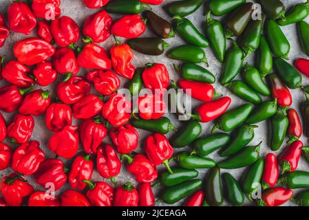 Sortierte Hot Jalapeno und Habanero Peppers auf Beton Hintergrund. Blick von oben Stockfoto