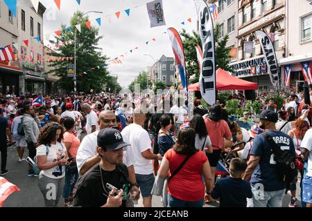 Menschen feiern auf der Straße nach dem Ende der Bushwick-Tagesparade in Puerto Rico. Stockfoto