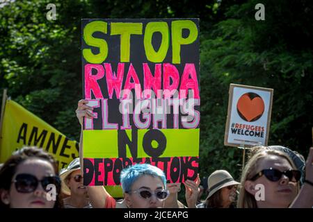 Demonstranten chören und halten Plakate gegen die Abschiebeflüge des Vereinigten Königreichs nach Ruanda in der Nähe des Immigration Removal Center des Brook House am 12. Juni 2022 in London Stockfoto