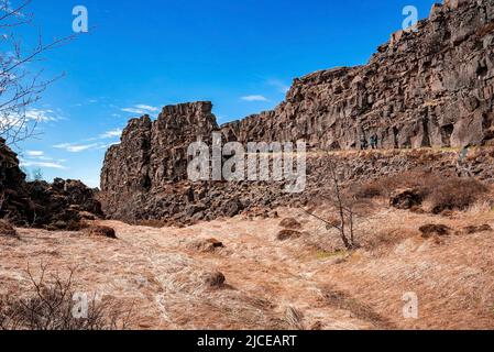 Touristen erkunden vulkanische Landschaft gegen den Himmel an sonnigen Tagen Stockfoto