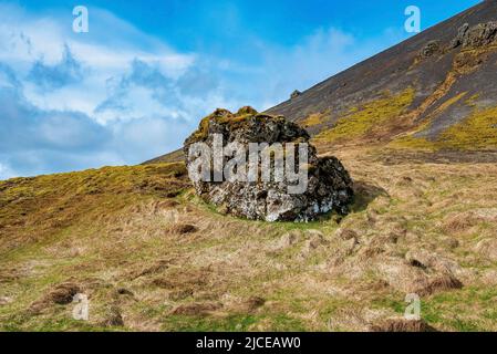Nahaufnahme der Felsformation auf einer grasbewachsenen Berglandschaft mit blauem Himmel Stockfoto