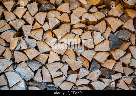 Gestapeltes trockenes Spaltholz zum Heizen in einem nördlichen kalten Klima. Stockfoto