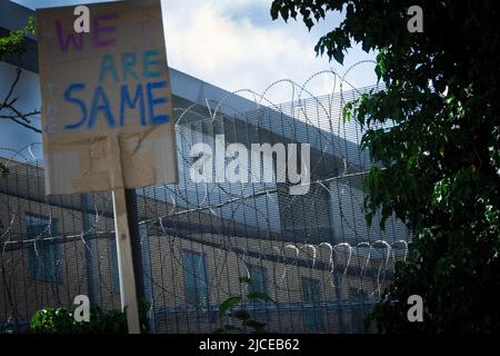 Plakat gegen die Abschiebeflüge des Vereinigten Königreichs nach Ruanda in der Nähe des Immigration Removal Center des Brook House am 12. Juni 2022 in London, England. Stockfoto