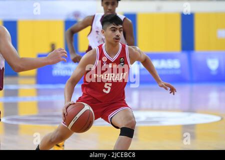 Doha, Katar. 12.. Juni 2022. Mohamad Ramadhan vom Brunei Basketballteam in Aktion während des FIBA U16 Asienmeisterschaftsspiel 2022 zwischen Brunei und Katar in der Al-Gharafa Sports Multi-Purpose Hall. Endergebnis; Katar 85:61 Brunei. Kredit: SOPA Images Limited/Alamy Live Nachrichten Stockfoto