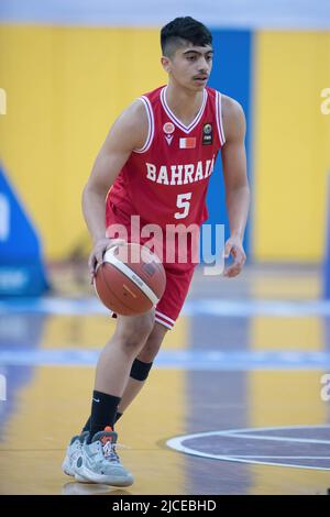 Doha, Katar. 12.. Juni 2022. Mohamad Ramadhan vom Brunei Basketballteam in Aktion während des FIBA U16 Asienmeisterschaftsspiel 2022 zwischen Brunei und Katar in der Al-Gharafa Sports Multi-Purpose Hall. Endergebnis; Katar 85:61 Brunei. Kredit: SOPA Images Limited/Alamy Live Nachrichten Stockfoto